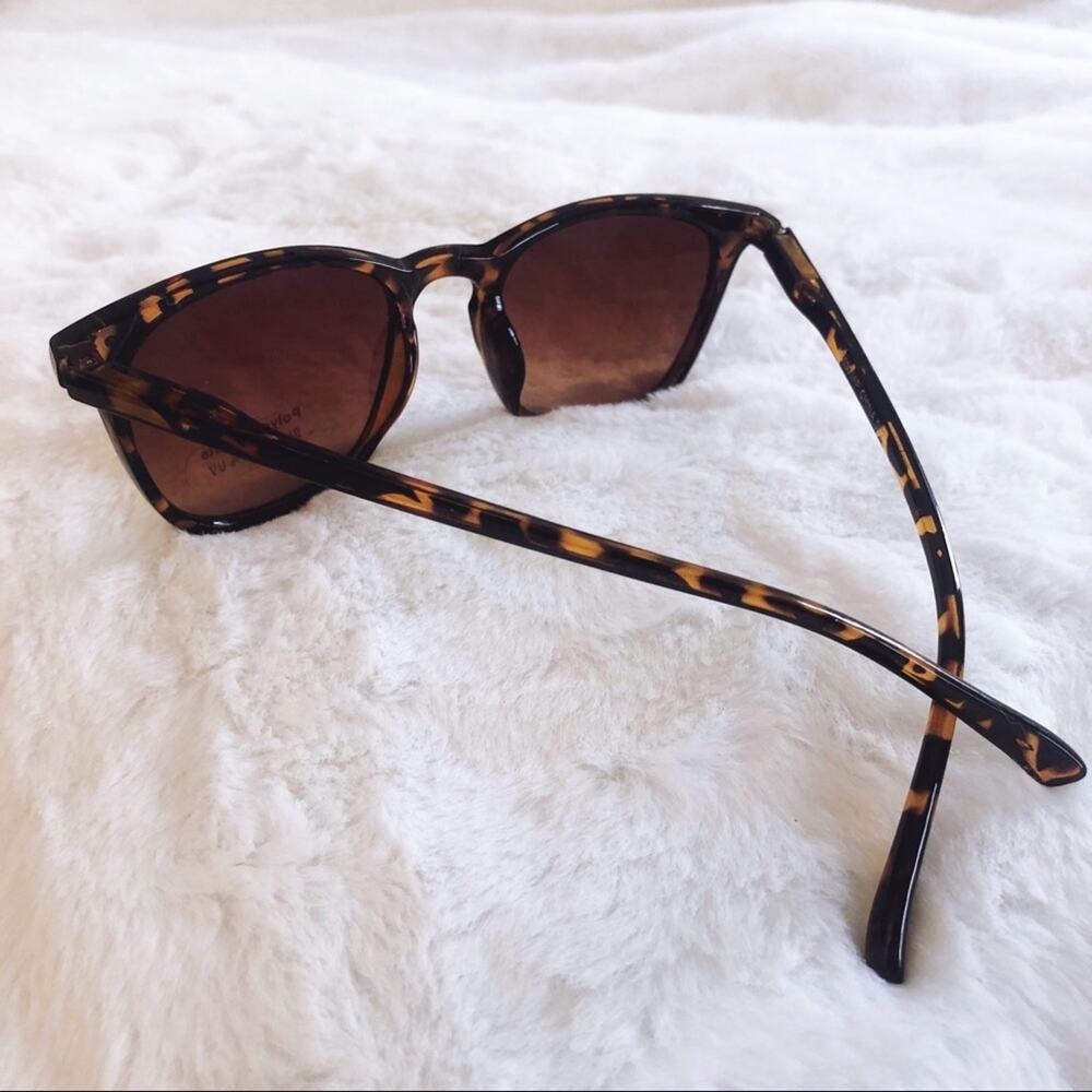 Jessica Brown Classic Aviators Oval Sunglasses - Picture 9 of 10
